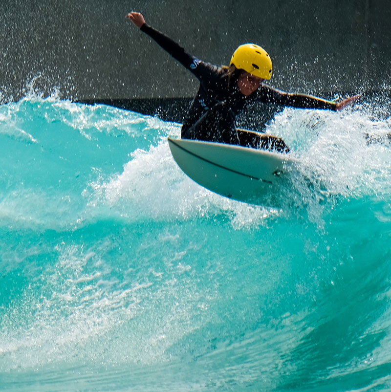 Die stehende Welle von Surf Deck schafft eine Wohlfühl-Oase für Surfer